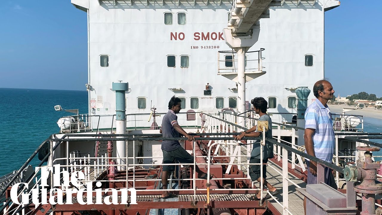 幽霊船 に4年ものあいだ囚われた乗組員たちの 生き地獄 座礁しても陸地を踏めず 給料未払い 船を見捨てれば国際法違反 クーリエ ジャポン