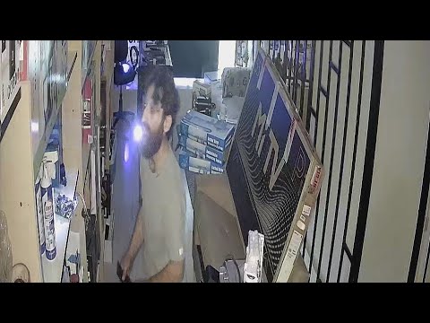 في وضح الفجر لص محترف يقتحم أحد المحال في الجديدة ويكسر الأقفال ويسرق خزنة ضخمة تحتوي على مبالغ