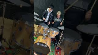 Hatişim Ziyarete Gelmiş Ilk Defa Bateri Çalmayı Denedi Sonuç Ortada