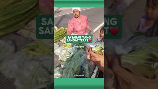 Download Lagu pria ini bagikan sayuran hingga lauk pauk gratis diatas bak mobil MP3