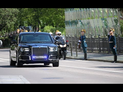 Путин приехал на инаугурацию на новом автомобиле из проекта "Aurus"