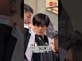 迟来的仪式感!易烊千玺回校参加毕业典礼,毕业伴手礼交换了粉色毛巾,粉色被粉丝称为“千玺粉”#易烊千玺
