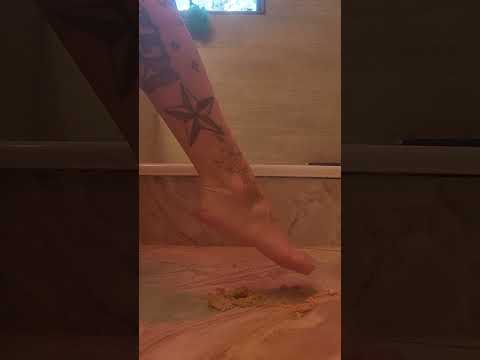 Cracker crush experiment by Raven #barefoot #crushexperiment #foodcrush #raven