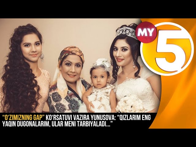 Qizlar kiyimlari bilan vannada yuvinadilar