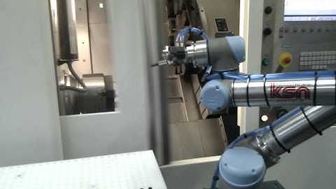 Robot & Automation - UR robot for loading/unloading a CNC machine
