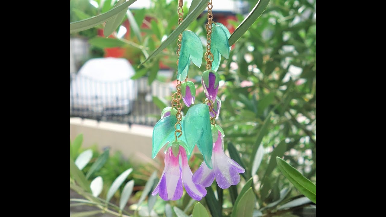 プラ板で朝顔を作りました 花の部分はやや難しいですが 何度でも形をやり直せるから 納得できるまで調整できます 耳元で揺ら揺ら 夏を感じるピアスです ゆかたに似合うですが 今年祭りはないですね Youtube