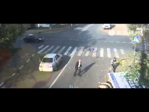 實拍離奇車禍現場 兩車相撞男子遭夾擊竟安然無恙