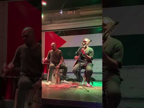 Miguel Xabindza canta “Txada na mina”, no Al Janiah, em São Paulo, com percussão de Kadoo Carvalho