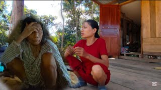 Grandma Doctor secretly cried because she was worried about Grandpa Chan again.