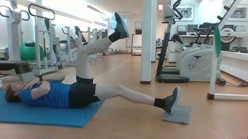 Single leg hamstring towel slide excentrisch