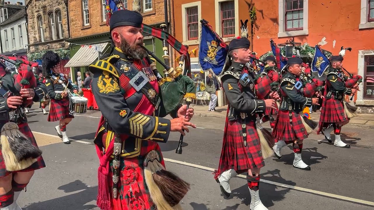 Pipes & Drums! The Royal Regiment of Scotland leads Procession back to Town | Linlithgow Marches