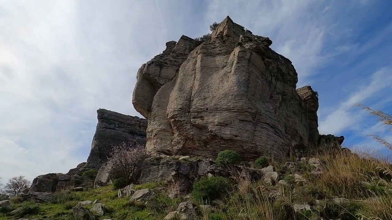 TRA MANDORLI IN FIORE E ANTICHE ROCCE