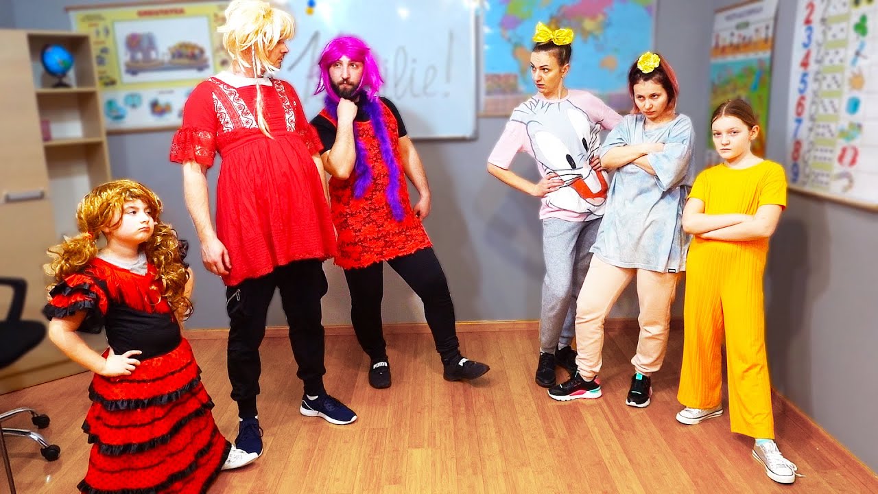 1 Aprilie la Scoala | Fete Noi in Clasa