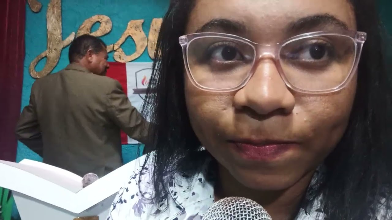 Eu estou louvando a Deus