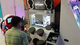 Guy absolutely DESTROYS Gitadora/DrumMania @ Manila, Philippines