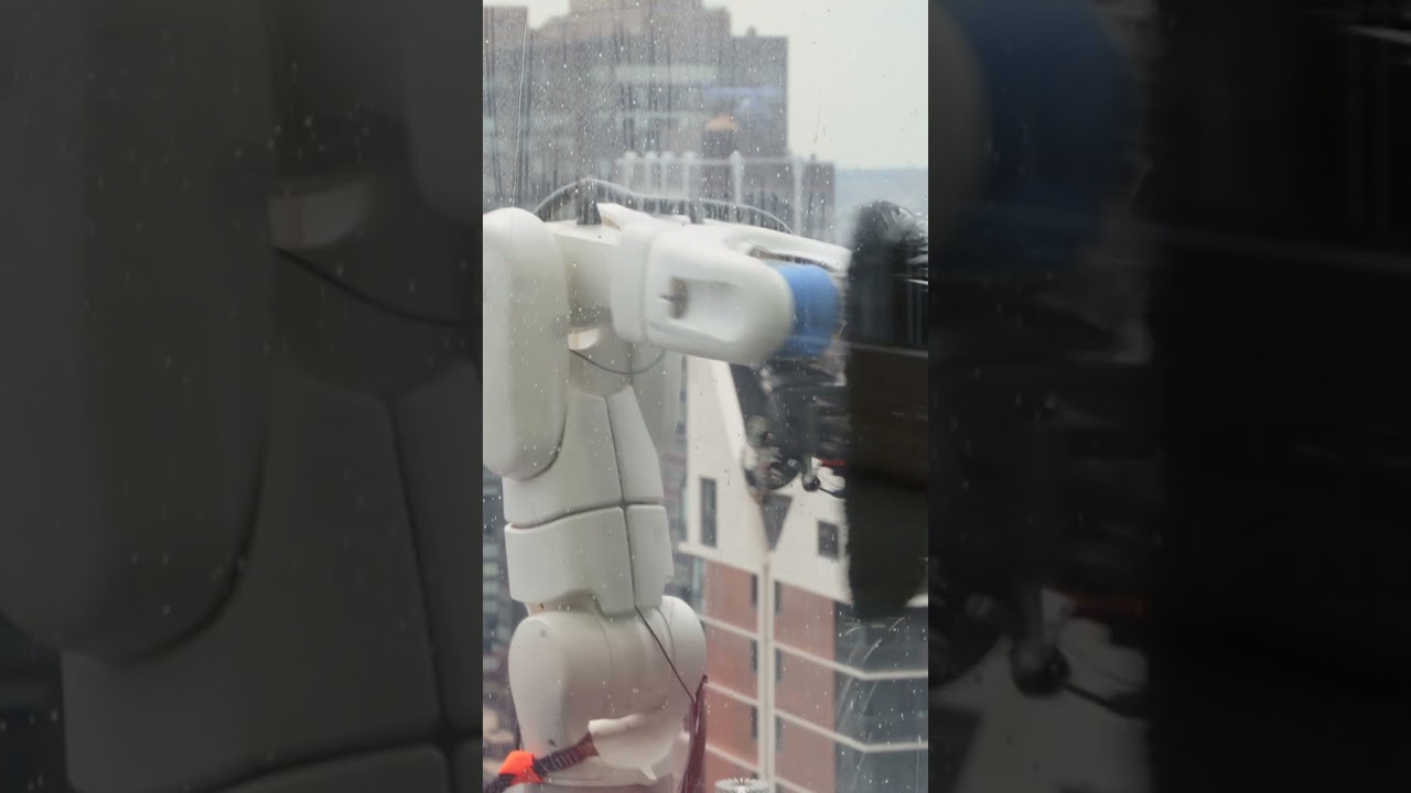 Window-washing robots are working on Manhattan skyscrapers 