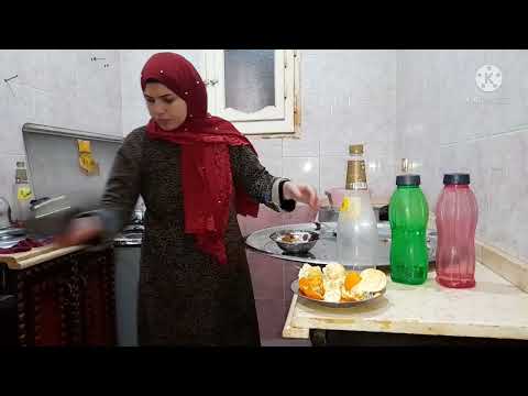 الناس بتقوم من النوم تقول يافتاح ياعليم وانا بقوم ع الغسيل والتنظيف عزه حمدي ام البنات