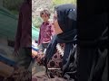 شهادة مؤلمة لامرأة مسنة توثق فصولاً جديدة من مأساة النازحين في منطقة الكدحة بتعز