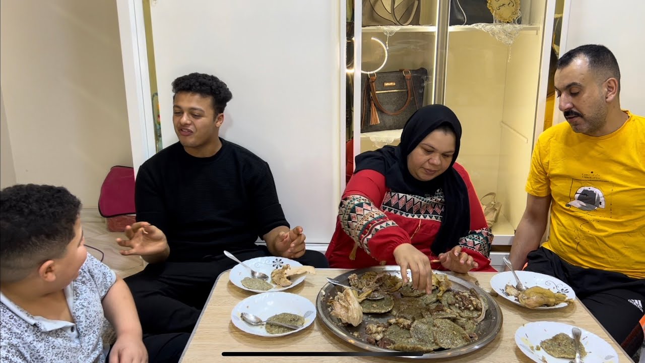 ام جني هم يبكي وهم يضحك عرفتو بقي اني ديمنا بدعي ليكم ولينا ربنا يكفينا شر فواجع الأقدار ربنا😭😭😭