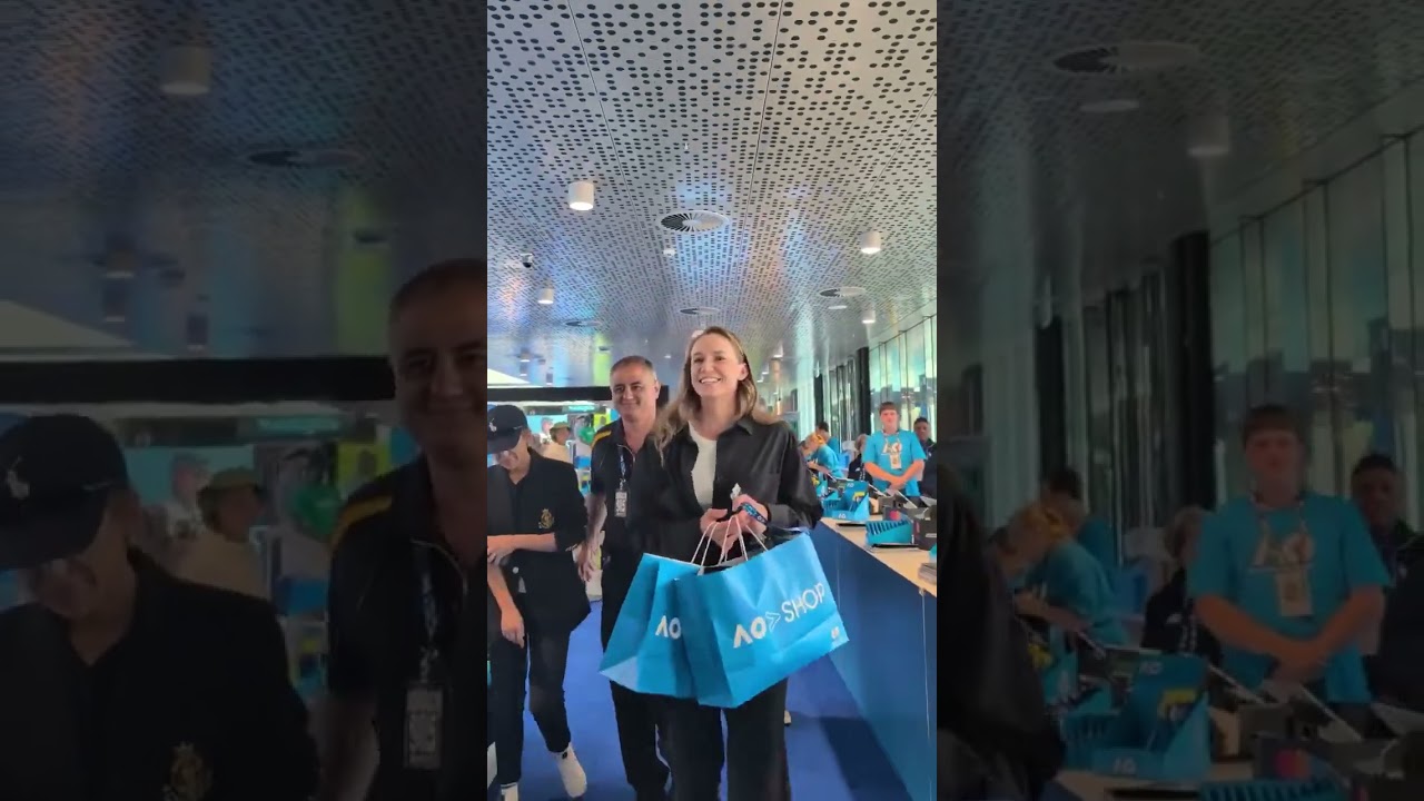 Elena Rybakina's shopping in Melbourne :)