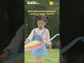 Benang basah atau logam bisa menghantarkan listrik kalau layangan tersangkut di kabel.