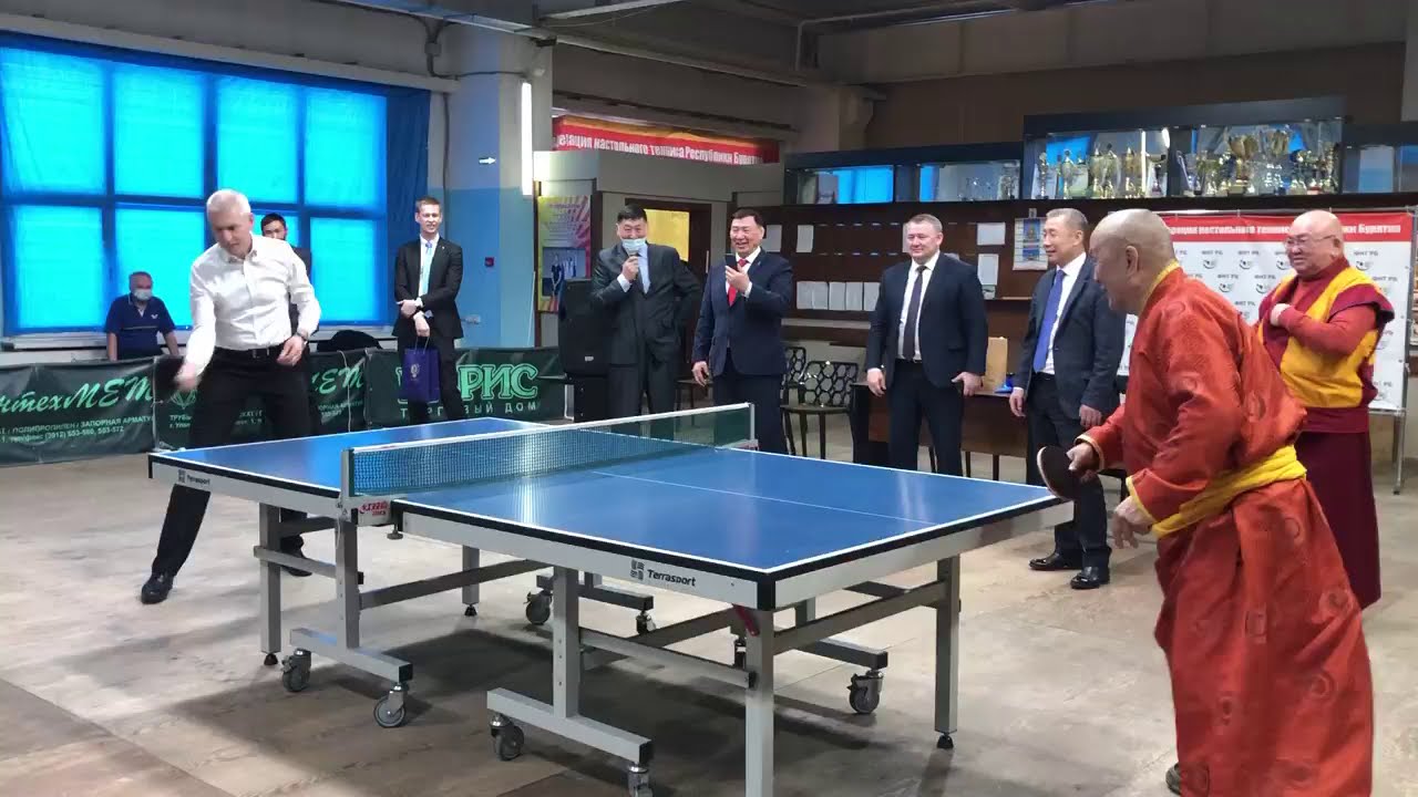 Министр спорта РФ сыграл в настольный теннис с ламой