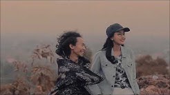 LIRIK! SMVLL - Untuk Perempuan Yang Sedang Dalam Pelukan (Payung Teduh Reggae Cover  - Durasi: 4:18. 