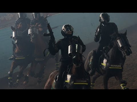 Видео: Офицер конной полиции остановился, чтобы поиграть в ЛОШАДЬ