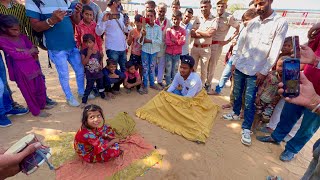 जादू का ऐसा खेल पहले कभी नहीं देखा होगा || Roadside magic show