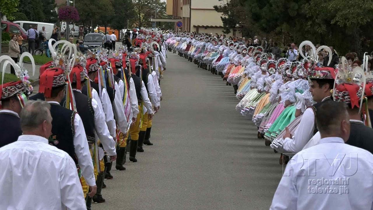 Hodový průvod ve Velkých Bílovicích ozdobilo 63 krojovaných párů!