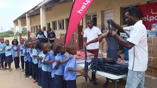 Helpcode Distribue Des Fournitures Scolaires Aux Élèves. Ville De Maputo, Mozambique.
