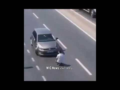 شاب يقوم بالصلاة وسط طريق سريع للسيارات ما رأيك بهذا التصرف 