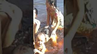 Asik banget mandi di sungai