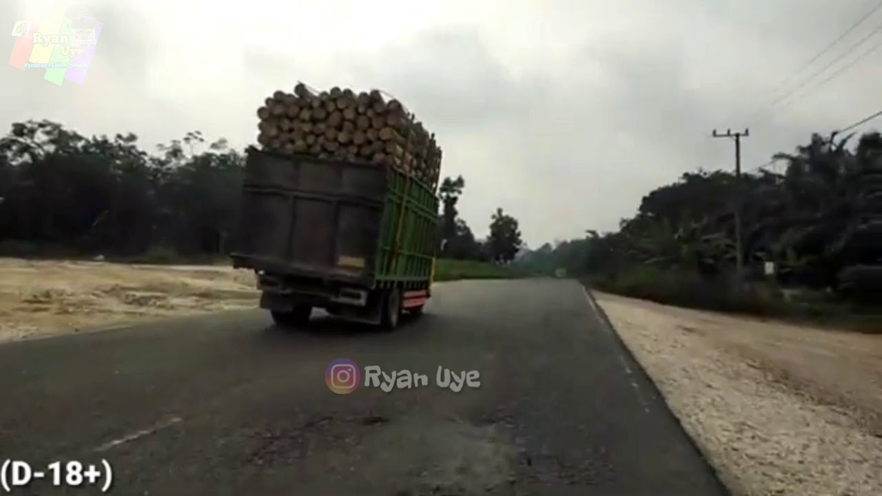 Truck Muatan kayu  Sengon  Oleng parah YouTube