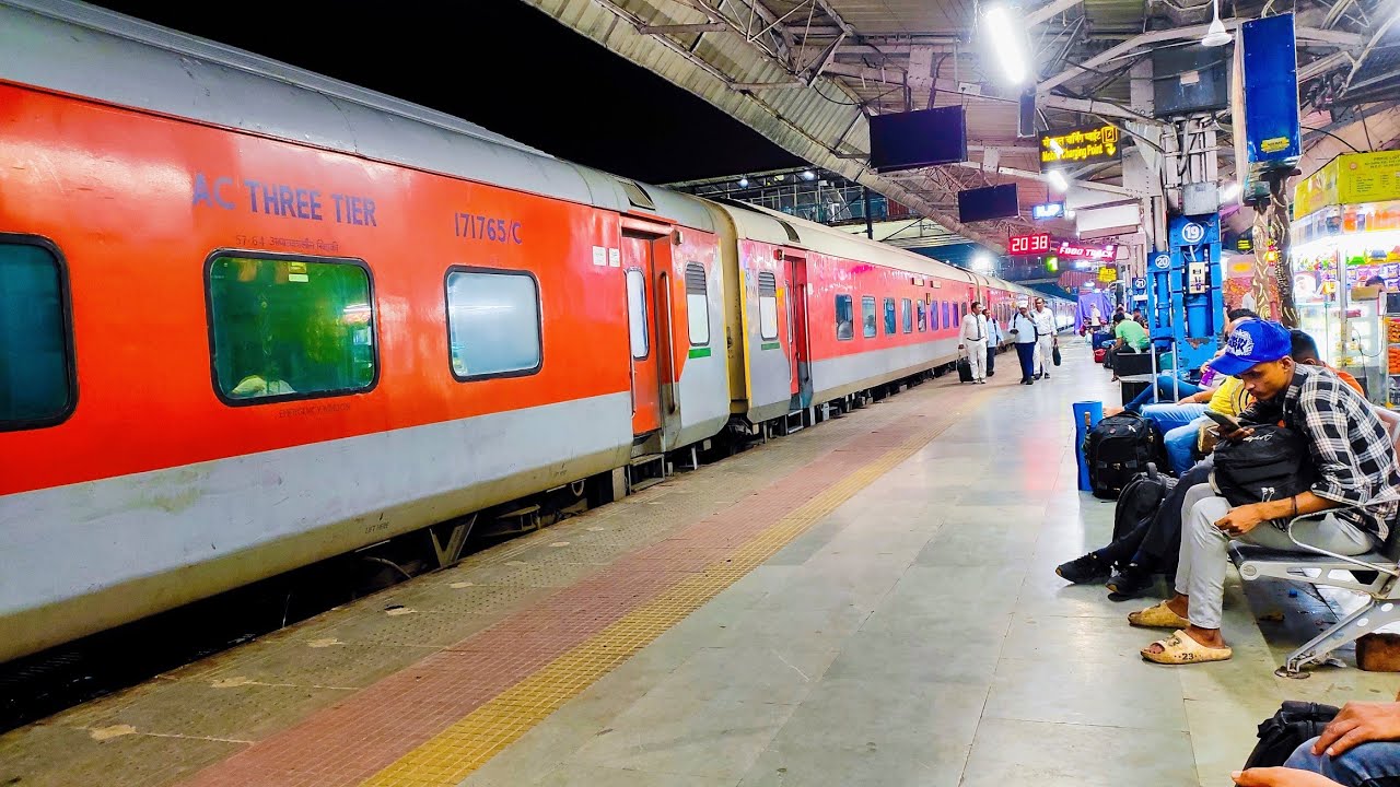 Train Journey in 12377 Padatik Express | New Jalpaiguri Junction to New ...