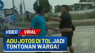 Video Viral! Dua Pria Adu Jotos di Pintu Tol dan Menjadi Tontonan Para Pengguna Jalan Lain