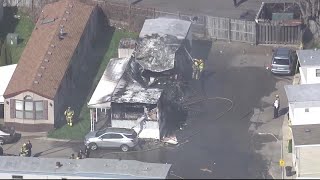 Video spots man leaving Rosevill mobile home fire that killed one | FOX 2 News Detroit