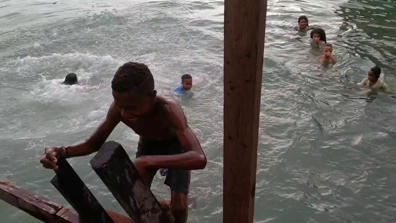 keseruan anak  tanjung  sendiri berenang d pantai  fak fak 