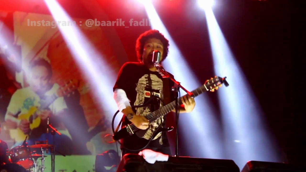 Payung Teduh Resah Live At Kediri Clothing Festtaman Tirtayasa Kota Kediri