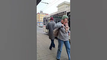 Злой курьер чуть не попал под колеса автобуса никто не ожидал такого казуса 