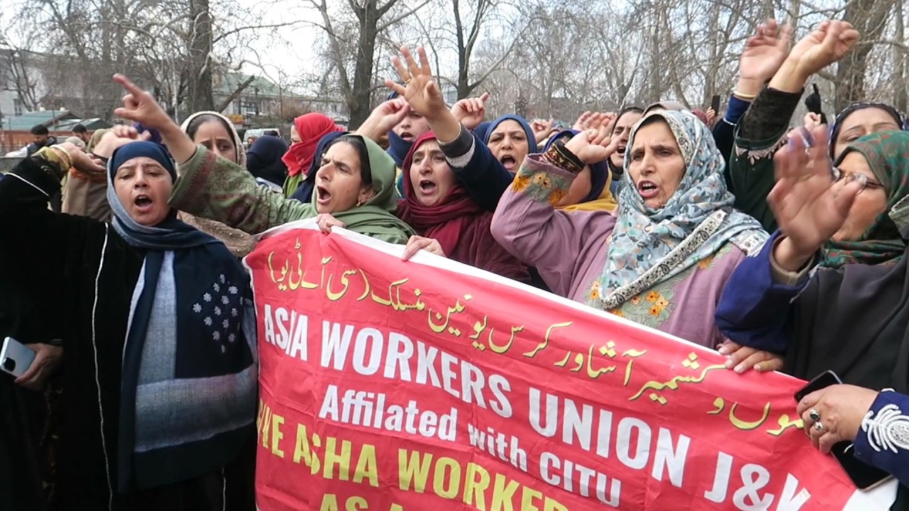 Работницы детских садов проводят акцию протеста, требуя выплаты задолженности по заработной плате...
