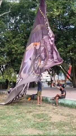 PROSES PEMASANGAN BENDERA BESAR PMPS DI ALUN-ALUN BONDOWOSO. #shortsholawat #PMPS_bondowoso