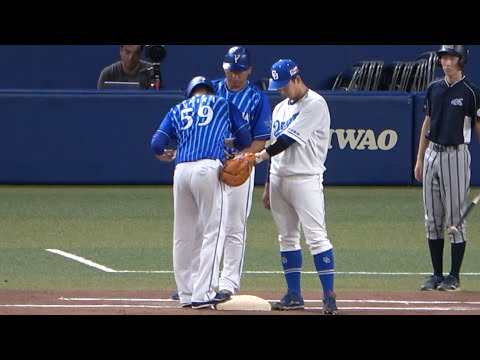 以前ジャイアンツでチームメイトだった平良にちょっかいを出す宇佐見 (2023/08/27)