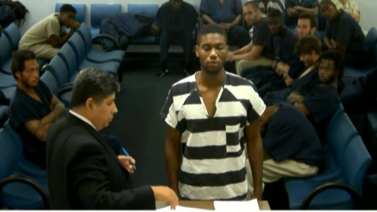 Man accused of killing 2 people appears in court - YouTube