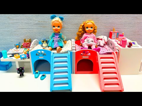 Elsa and Anna toddlers get ready for a carboot sale