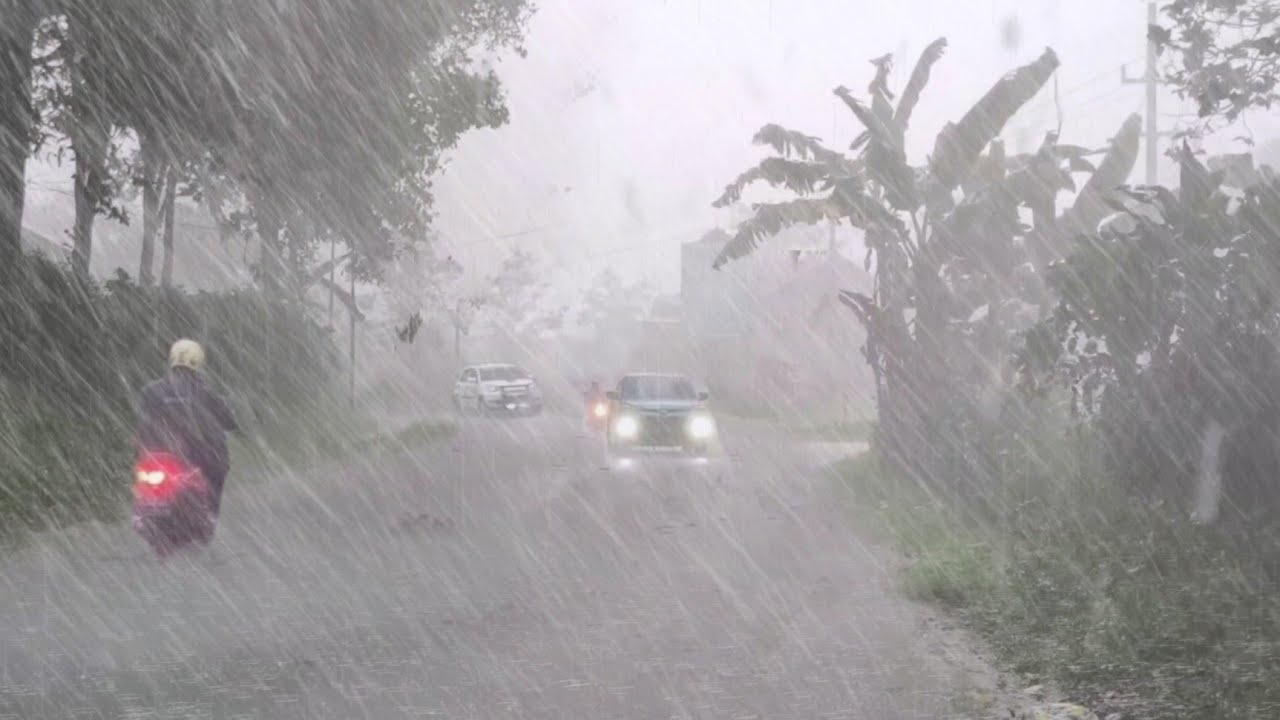 МОЮ ДЕРЕВНЮ ЗАХВАТЫВАЕТ СИЛЬНЫЙ ДОЖДЬ И УЖАСАЮЩИЙ ТАЙФУН