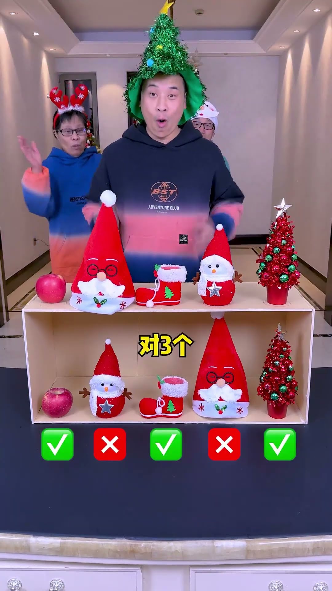 Christmas matching challenge is so difficult!#Funnyfamily #Partygames #Challenge #Funny #Shorts