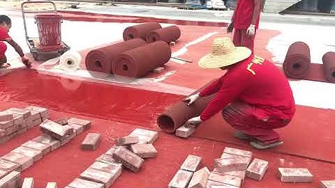 How to pave the prefabricated running track roll?