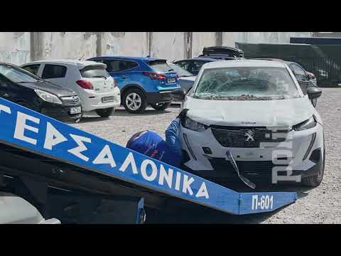 Διαλυμένα οχήματα μετά από κατάρρευση τοίχου σε πάρκινγκ στη Θεσσαλονίκη