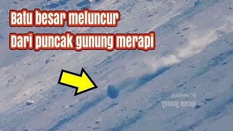 Batu besar meluncur dari puncak gunung